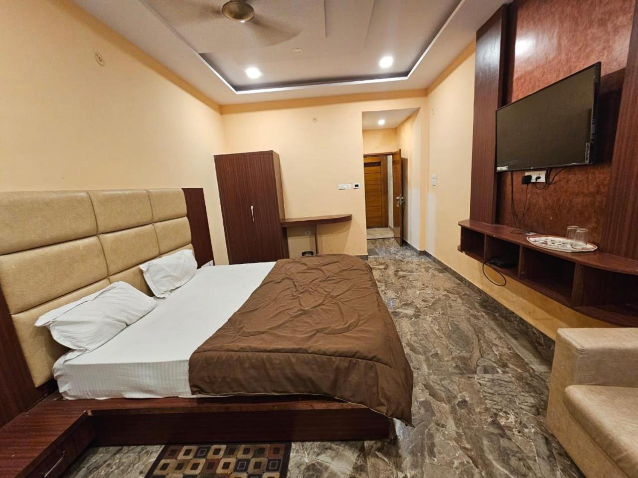 Hotel Aditya Inn Váránaszi Kültér fotó